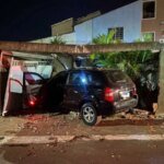 Carro perde o controle, derruba muro e invade casa no Guará
