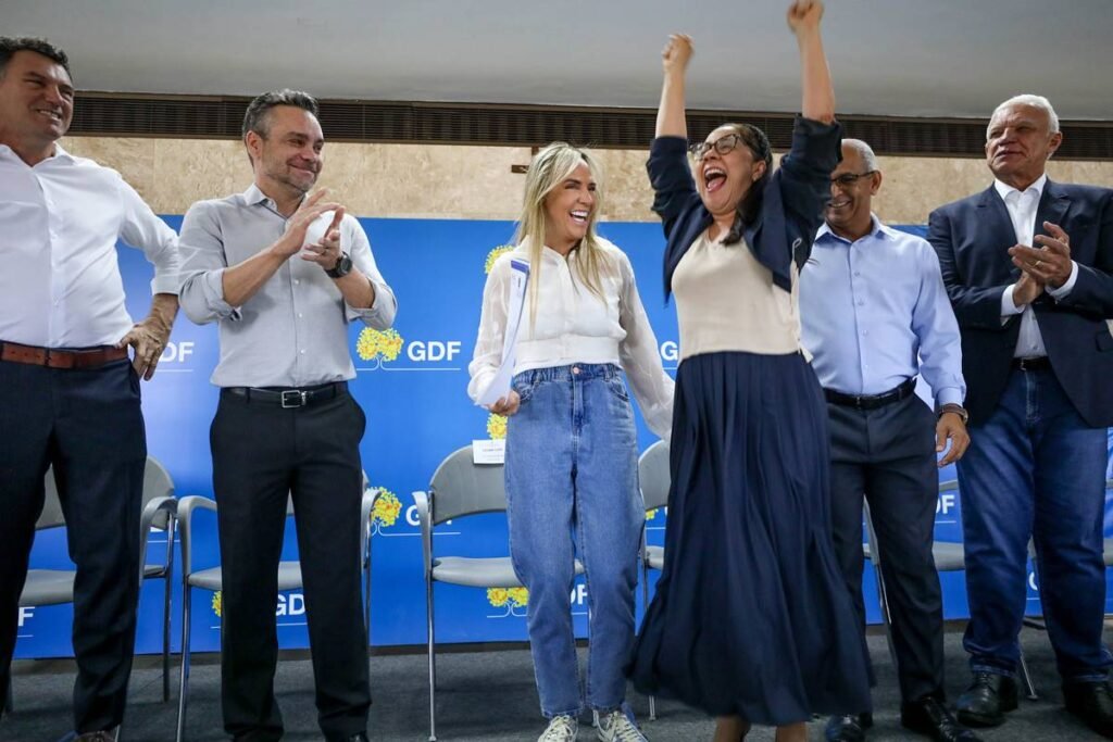 Celina entrega 34 escrituras a igrejas e entidades assistenciais no DF