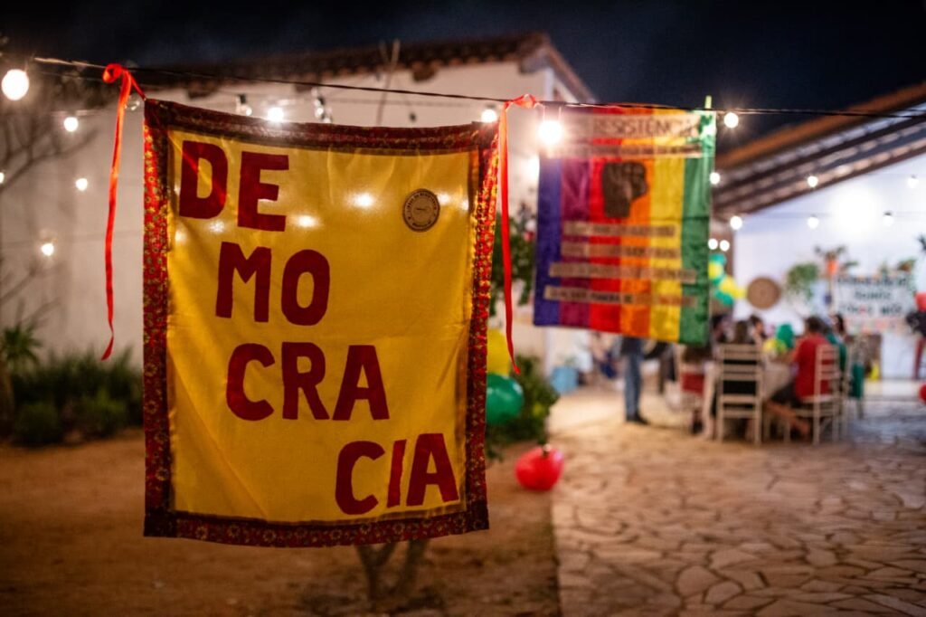 Churrasco “ridículo” e vinho: treta continua no condomínio de Bolsonaro