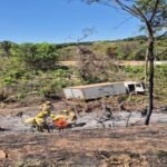 Colisão na BR-080 mata motoclista e faz caminhão tombar em ribanceira
