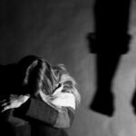 DF: mulher é empurrada por homem de escada e bate a cabeça na parede