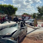 Poste cai em carro após ser atingido por veículo e deixa um ferido