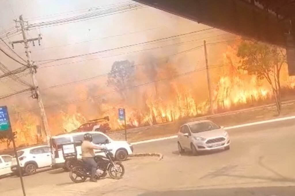 Vídeo: incêndio se aproxima de casas no DF e deixa moradores em pânico