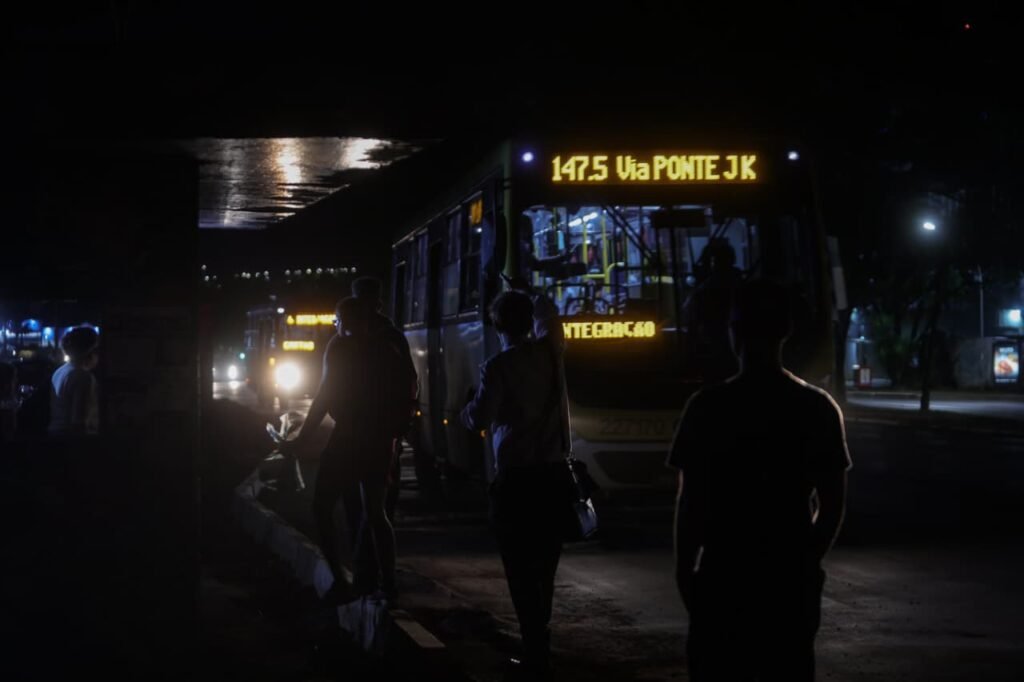 CEB resolve só 6,9% das reclamações sobre iluminação precária no DF