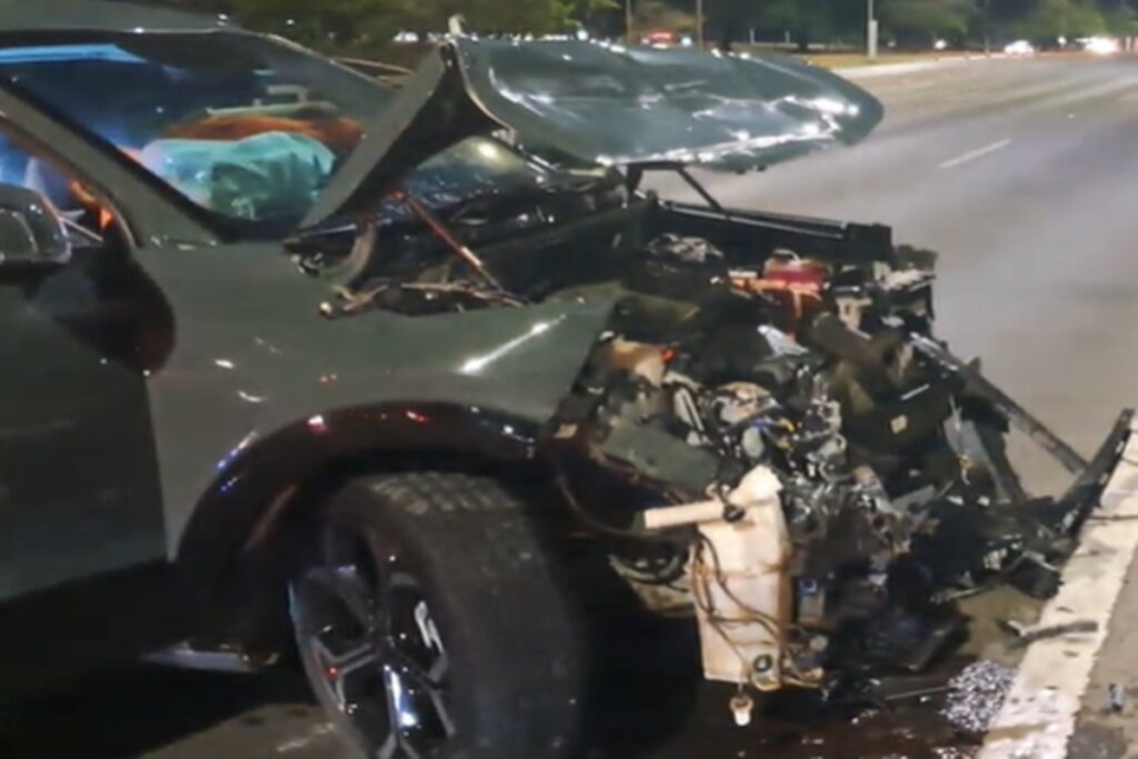 Carro fica destruído após colisão entre veículos no Eixão. Veja fotos