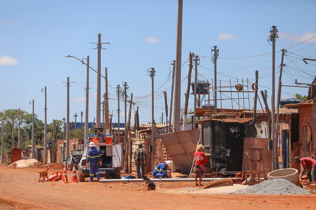 Energia elétrica chega ao Santa Luzia, na Cidade Estrutural