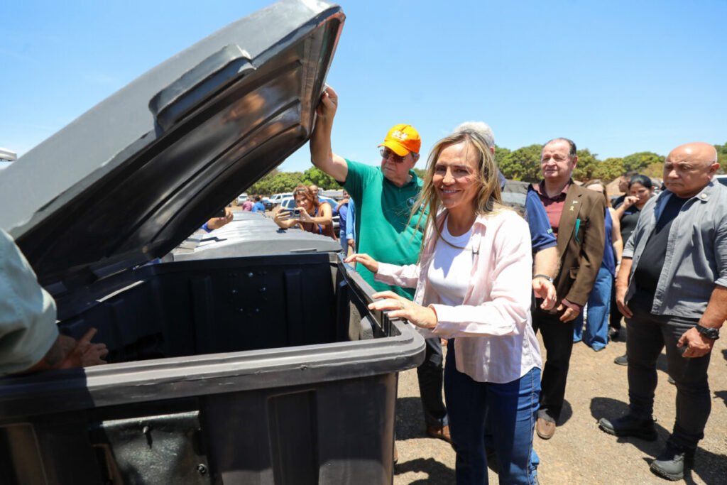 GDF entrega contêineres e inaugura regional da Novacap em Ceilândia