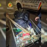 Ladrão arromba comércio e sai com carrinho cheio de produtos furtados