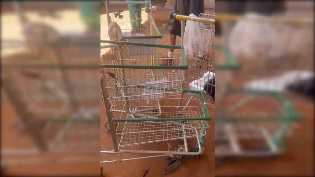 PM recupera 30 carrinhos de compras usados em furtos de cabos