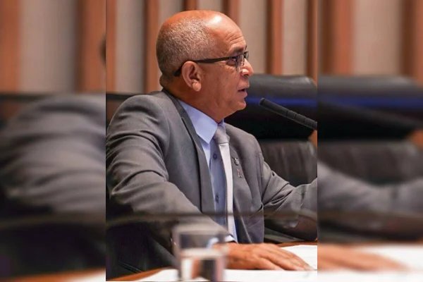 Policial ameaça deputado distrital em vídeo com duas pistolas; assista