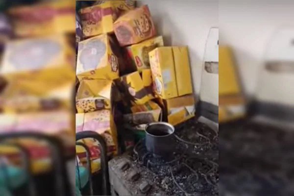 Sujeira e mofo: veja casa da mãe mantida em insalubridade pelo filho