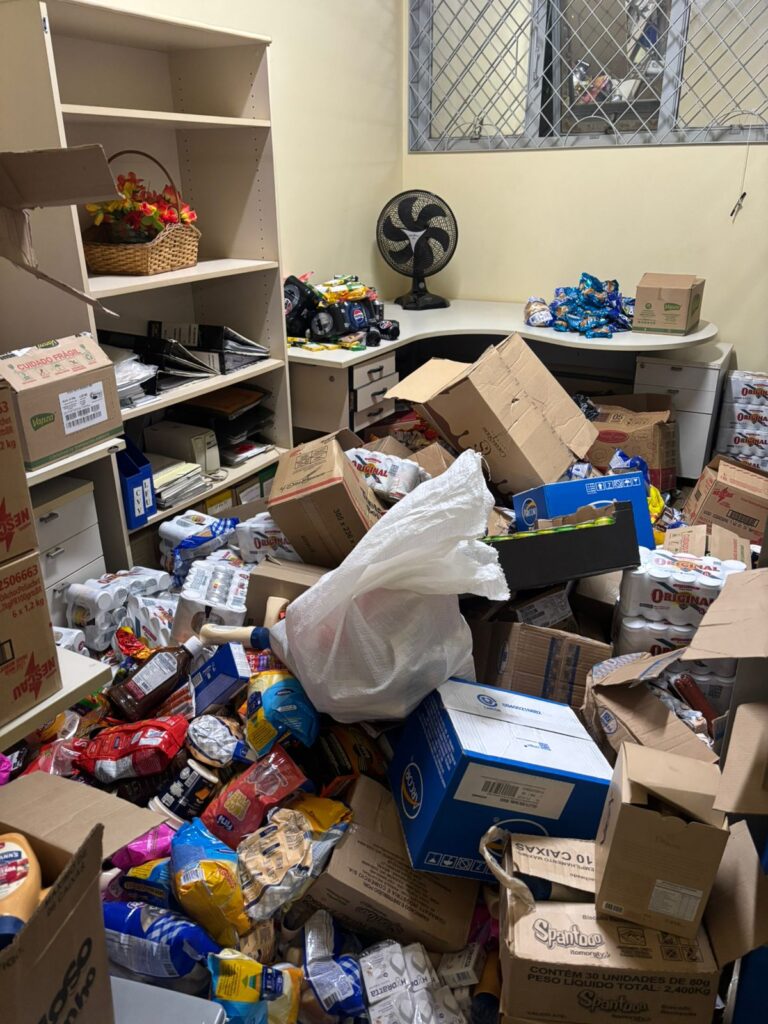 Tonelada de produtos vencidos é retirada do comércio clandestino no Riacho Fundo II