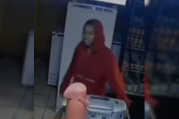 Vídeo: casal vai a quiosque, bebe, rende vigia e anuncia assalto no DF