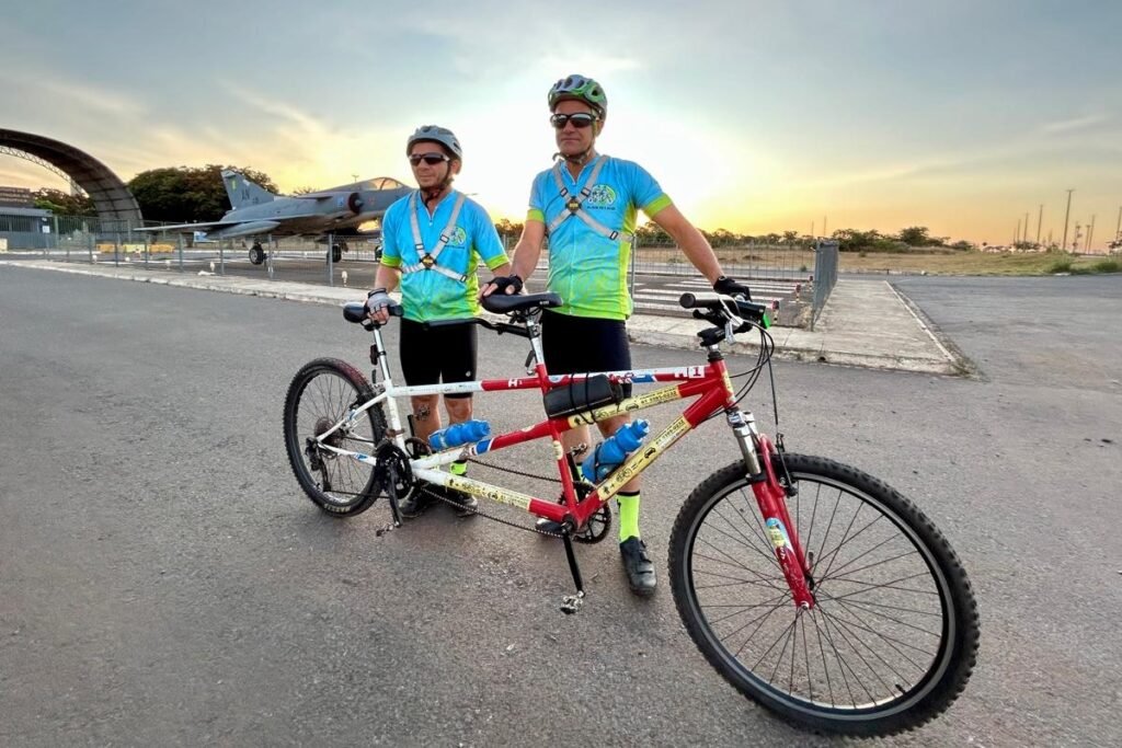 servidor vence limites da cegueira no ciclismo