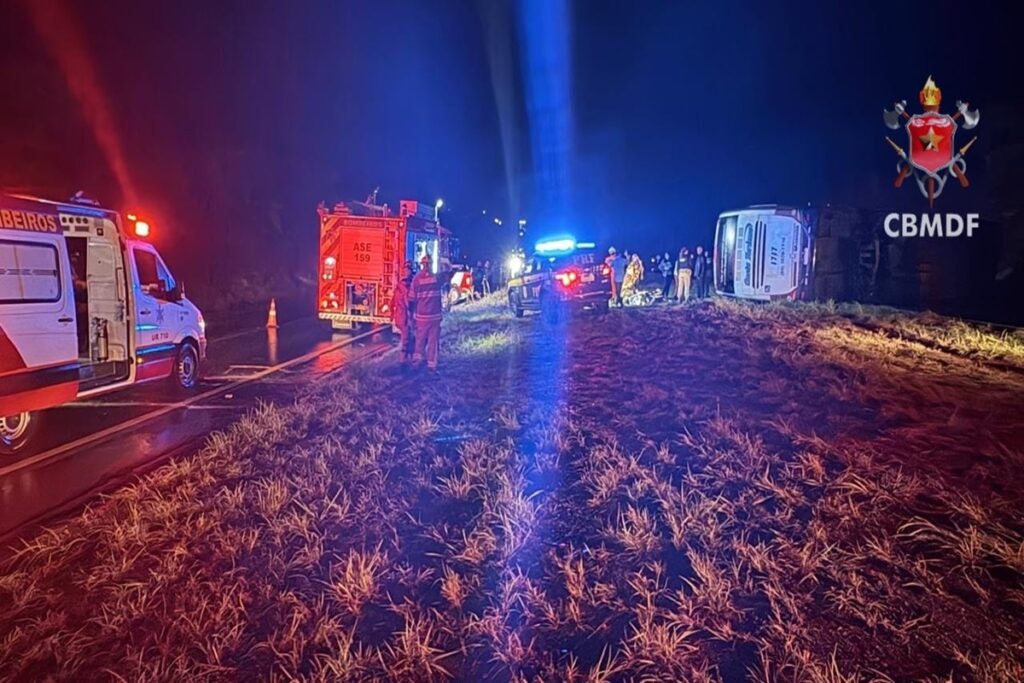 Acidente de ônibus com guincho deixa 27 feridos no DF