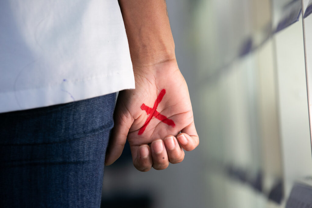 Acusado de violência doméstica se fere ao tentar invadir casa