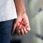 Acusado de violência doméstica se fere ao tentar invadir casa