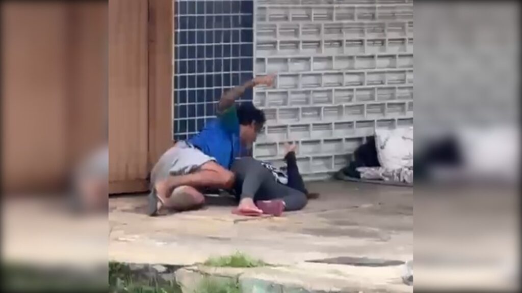 Agressor é preso após ser flagrado esmurrando mulher no meio da rua