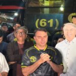 Apoiadores oram ao redor de “Bolsonaro de papelão” em vigília