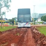 Área verde ao lado do Teatro Nacional sofre desgaste após fluxo de caravanas