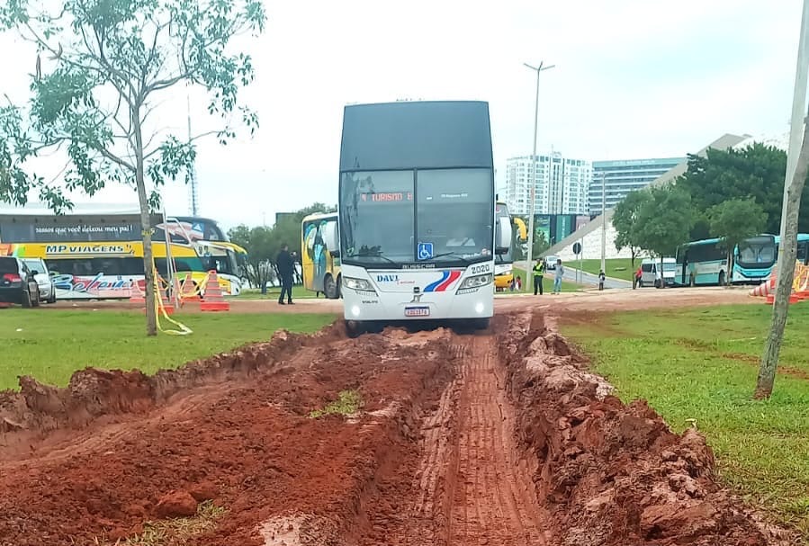 Área verde ao lado do Teatro Nacional sofre desgaste após fluxo de caravanas