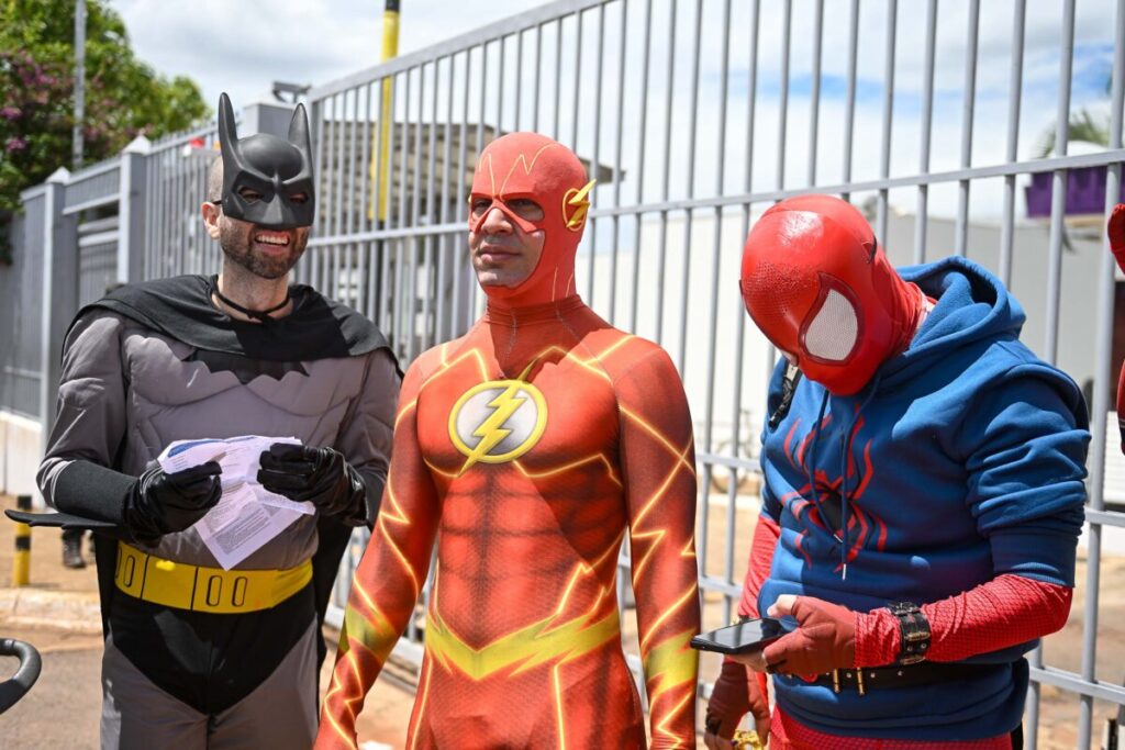 Batman, Flash e Homem-Aranha se atrasam e perdem prova no DF