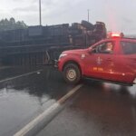 Caminhão tomba, fica atravessado e bloqueia faixas da BR-020; veja
