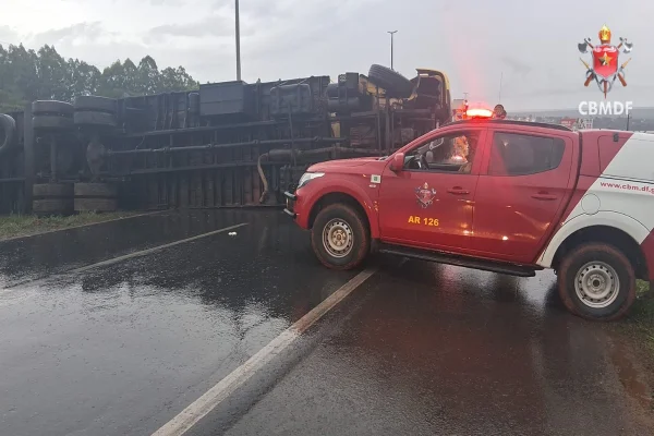 Caminhão tomba, fica atravessado e bloqueia faixas da BR-020; veja