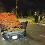 Carro capota após ser atingido por veículo na via L4 Norte