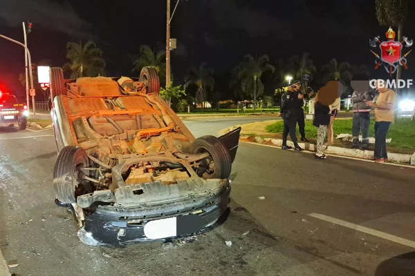 Carro capota após ser atingido por veículo na via L4 Norte