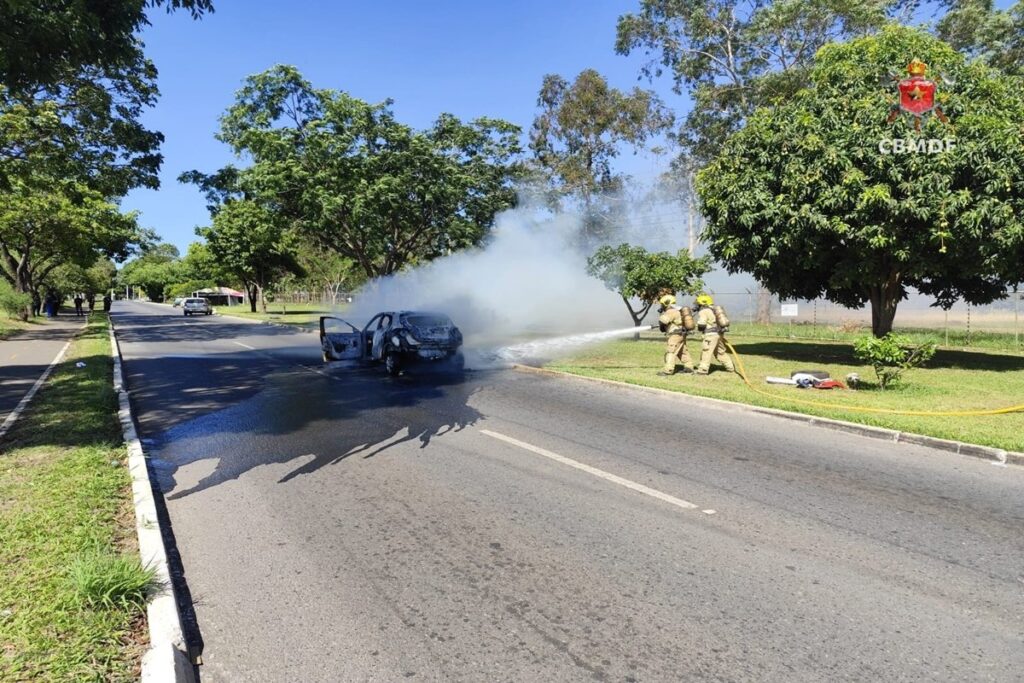 Carro fica completamente destruído após pegar fogo no DF