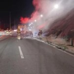 Carro fica destruído após pegar fogo e assusta motoristas no DF