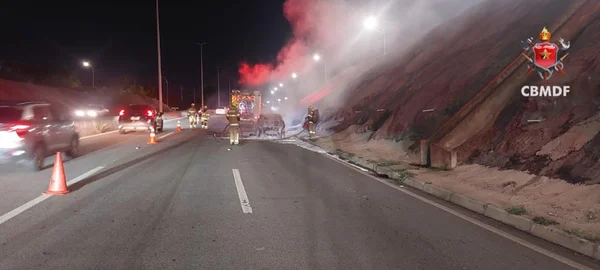 Carro fica destruído após pegar fogo e assusta motoristas no DF