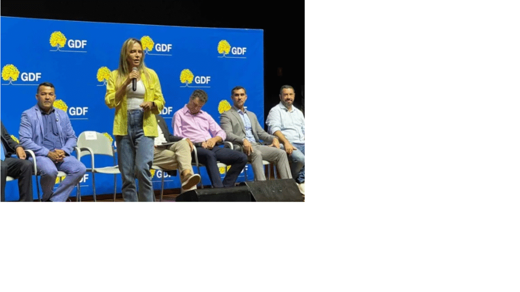 Celina Leão entrega escrituras de regularização fundiária a moradores do Distrito Federal