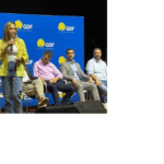 Celina Leão entrega escrituras de regularização fundiária a moradores do Distrito Federal