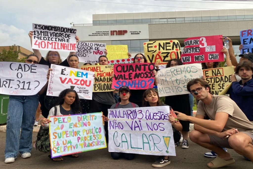 Estudantes protestam na porta do Inep e pedem anulação do Enem 2025