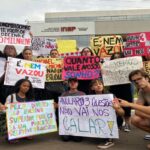 Estudantes protestam na porta do Inep e pedem anulação do Enem 2025