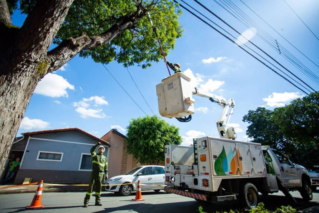Funcionário da Neoenergia sofre choque elétrico durante serviço no DF