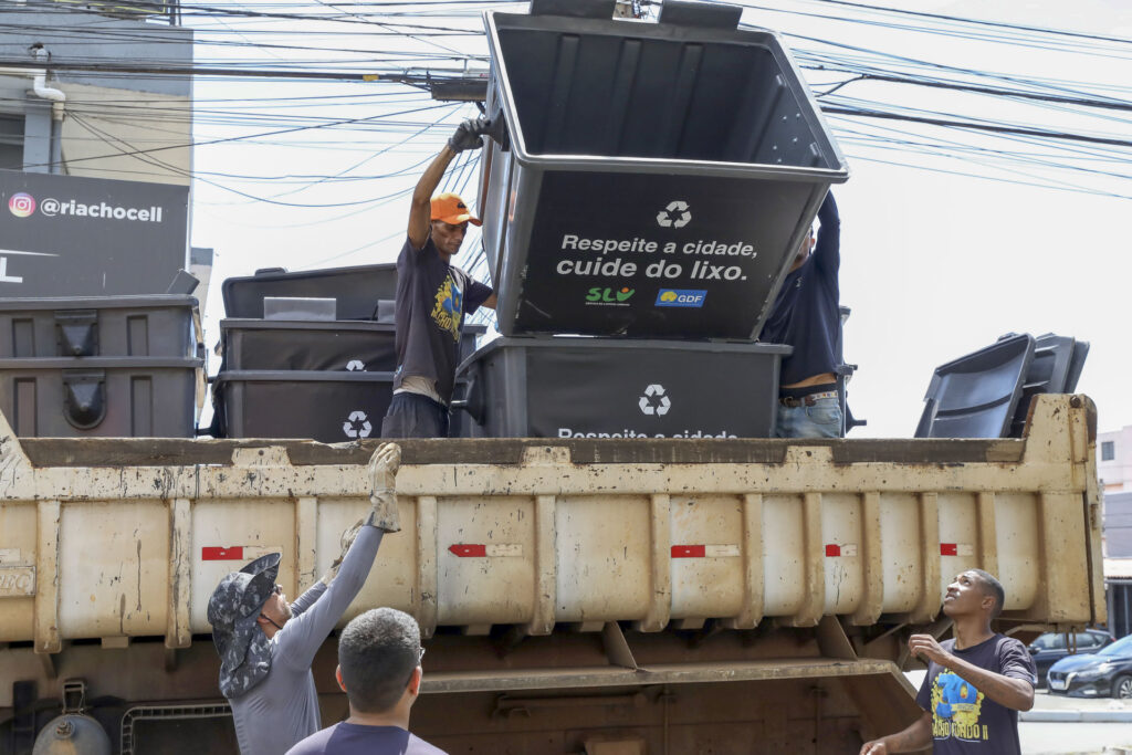 GDF instala novos contêineres e reforça limpeza no Riacho Fundo II