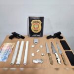 Homem é preso ao tentar descartar cocaína em pia de banheiro