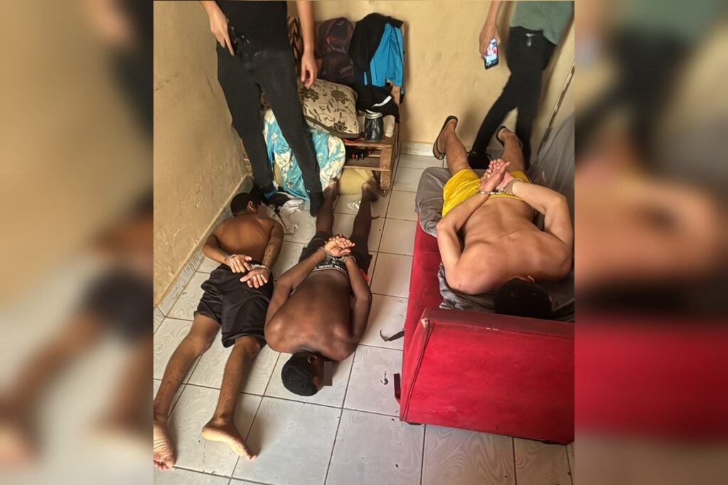 Homem que esfaqueou companheira na frente da filha dela é preso