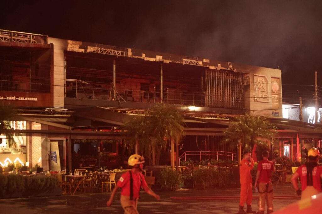 Imagens mostram pagode rolando quando incêndio começou a destruir bar