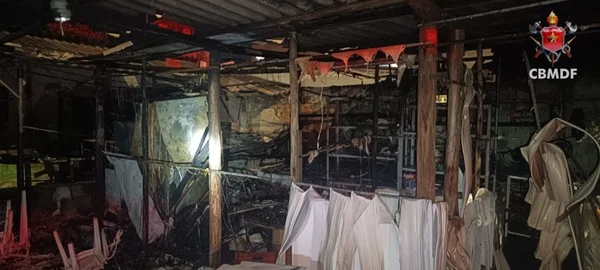 Incêndio destrói hamburgueria em São Sebastião. Veja imagens