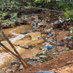 Novo desabamento de lixão atingiu córrego e contaminou água