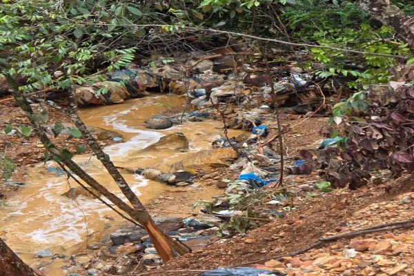 Novo desabamento de lixão atingiu córrego e contaminou água