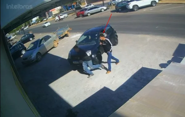 PCDF divulga foto de homem que rendeu funcionários em loja no DF