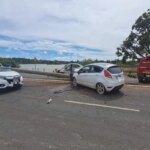 Poste de luz é atingido após colisão e cai sobre carro em ponte do DF