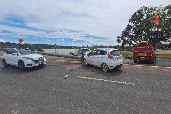 Poste de luz é atingido após colisão e cai sobre carro em ponte do DF