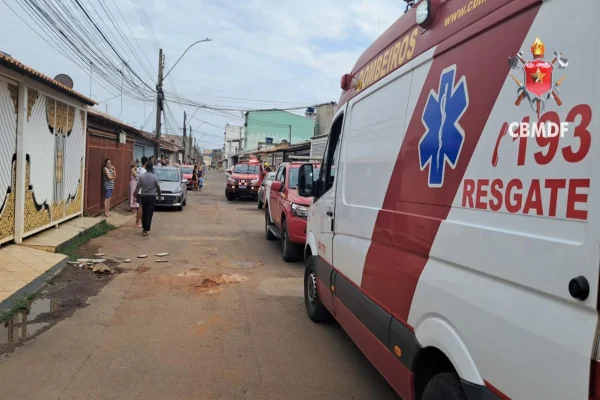 Torre de telefonia cai e atinge trabalhador e residências no P Sul