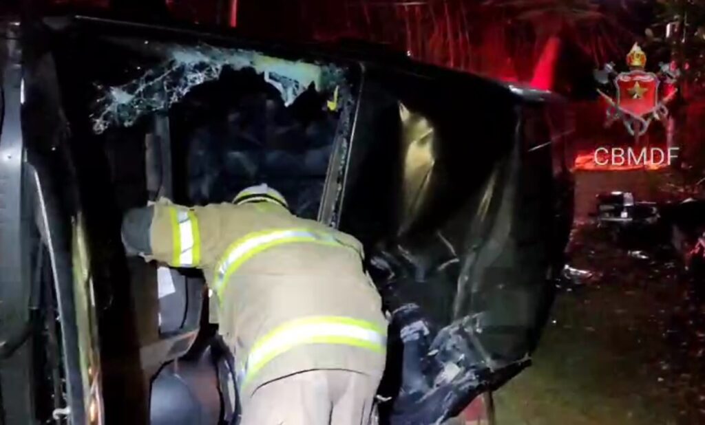 Van com 18 atletas de SP que praticam ginástica acrobática tomba no DF